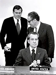 Foto en blanco y negro de un grupo de hombres con traje formal Descripción generada automáticamente